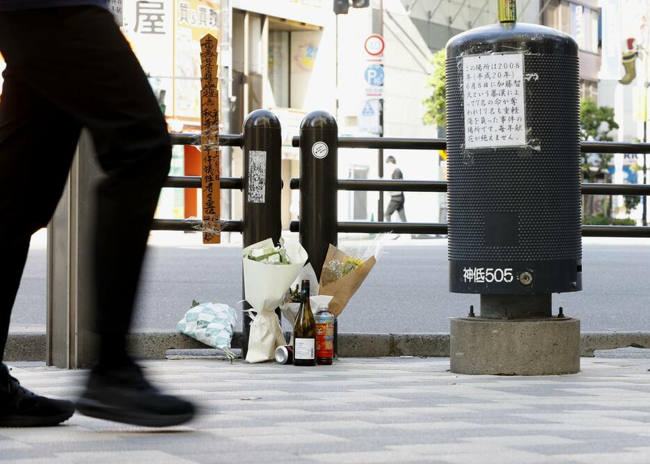 東京・秋葉原の無差別殺傷事件から16年となり、現場付近に供えられた花束＝8日午前7時22分