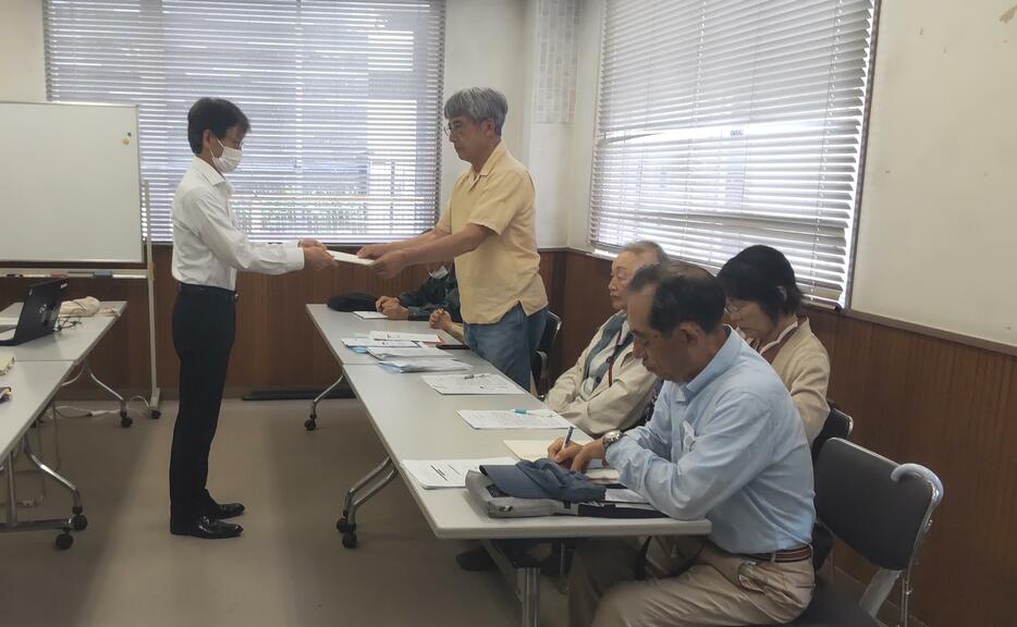 回答書を受け取る相模川さがみ地域協議会の岡田一慶代表