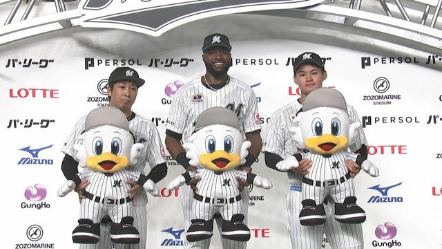 益田直也投手（左）、ポランコ選手（中）、中森俊介投手（右）