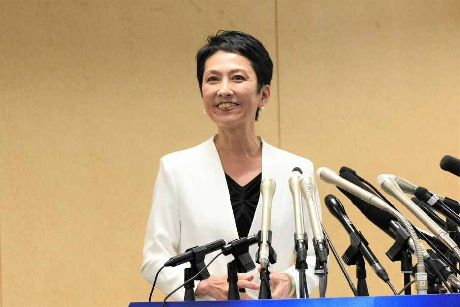 都知事選への立候補表明後、報道陣の質問に答える蓮舫参院議員。（撮影／本田雅和）