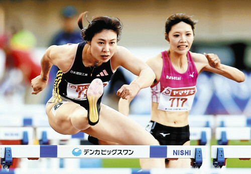 女子１００メートル障害の準決勝でパリ五輪の参加標準記録を突破した福部真子（左）