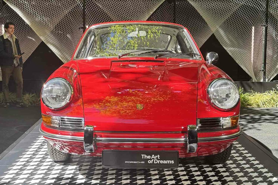 中庭にポルシェ911L クーペが展示されていた