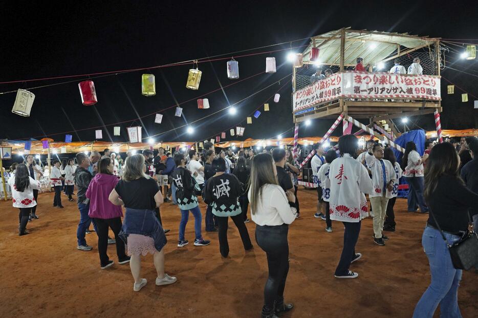 ブラジル・サンパウロ州の第1アリアンサ村で盆踊りを楽しむ村民ら＝2023年9月（赤羽晋治教諭提供）