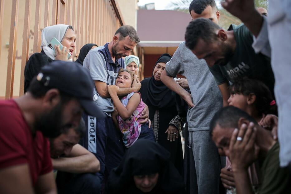 イスラエル軍による攻撃で亡くなった親戚の葬儀で嘆くパレスチナ人の避難民たち＝21日、パレスチナ自治区ガザ最南部ラファ（ゲッティ＝共同）