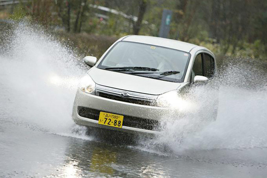 梅雨の時期になると突然の豪雨で運転中の視界確保や湿気による車内温度の快適さを保つためにエアコンを使用する機会が増える。今からでもチェックしておいたほうがいいクルマのパーツや装備類を紹介する。