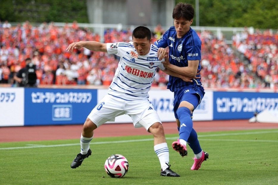 激しいバトルが繰り広げられた一戦。新潟は強度の高い町田に堂々と対抗した（写真◎J.LEAGUE）