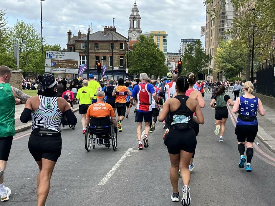 ロンドンマラソンでは、車椅子ランナーも一緒に走る