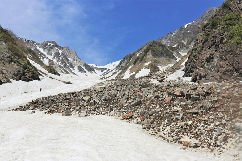 岩盤崩落による多量の岩石が流れ出た白馬大雪渓＝2024年5月25日