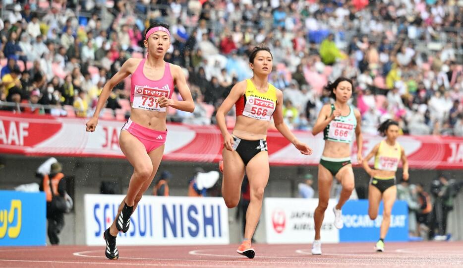 女子800メートル決勝、2分3秒13で優勝した久保凛（左端）（撮影・中村太一）