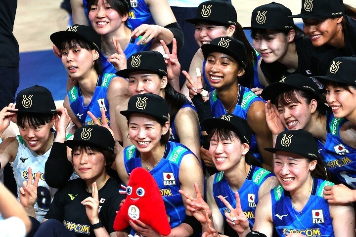 パリ五輪出場決定を祝い、チーム全員で黒いキャップを被った日本は記念撮影に収まった。写真：梅月智史（THE DIGEST写真部）