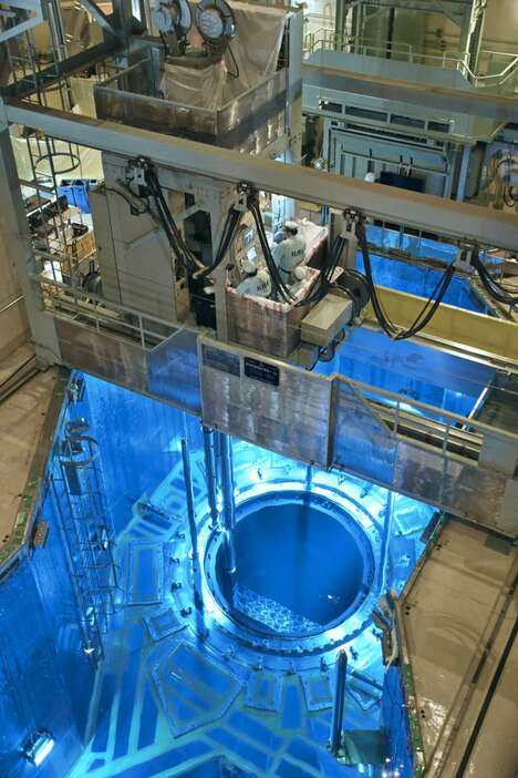 原子炉容器から燃料集合体をクレーンで取り出す作業＝２４日、薩摩川内市の九州電力川内原発１号機