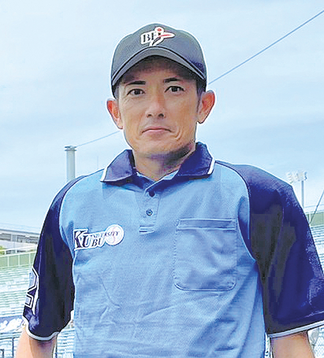全日本大学野球選手権大会に審判員として派遣される奄美市の吉田政樹さん（提供写真）