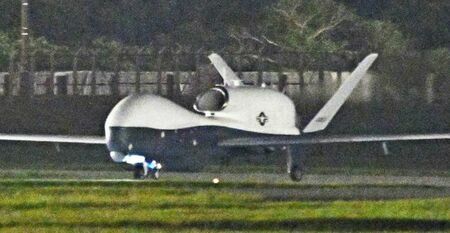 （資料写真）嘉手納基地に着陸した米海軍の大型無人偵察機ＭＱ４Ｃトライトン＝５月２０日