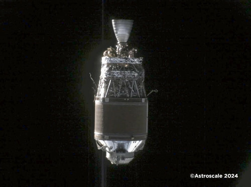 アストロスケールの衛星が約５０メートルまで近づいて撮影したＨ２Ａロケットの残骸（同社提供）