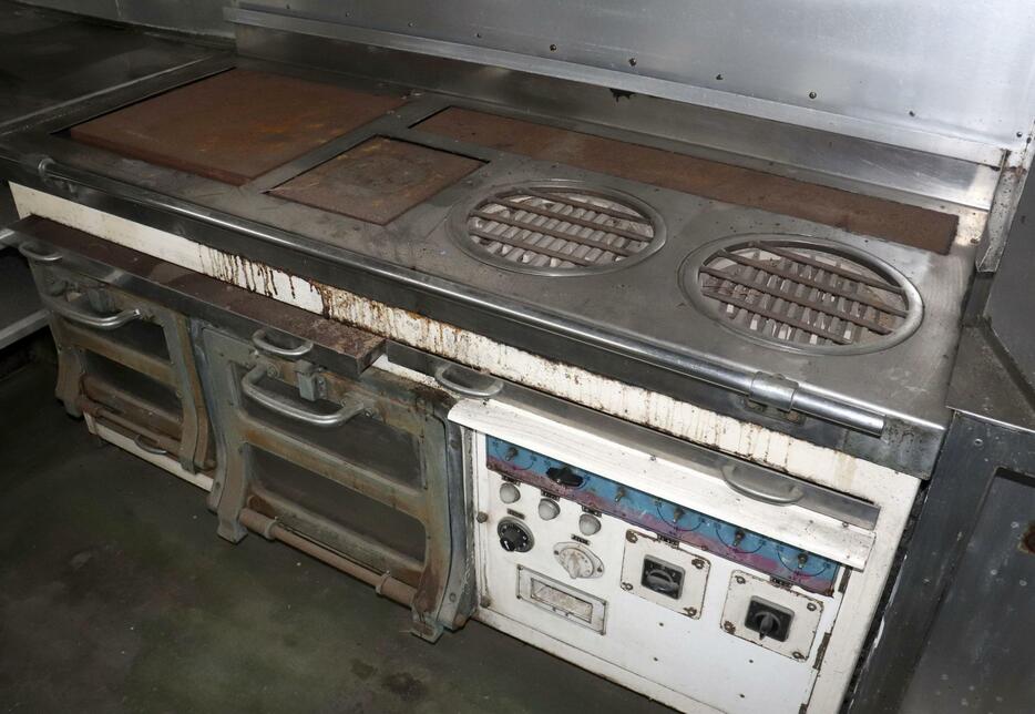 旧国鉄の食堂車「サシ581―31」の車内に当時のまま残されている調理場＝2024年4月、千葉県いすみ市