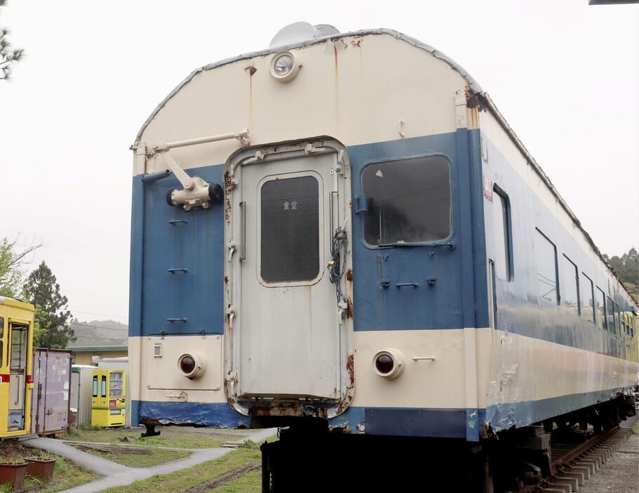 「ポッポの丘」に運ばれてきた旧国鉄の食堂車「サシ581―31」＝2024年4月、千葉県いすみ市