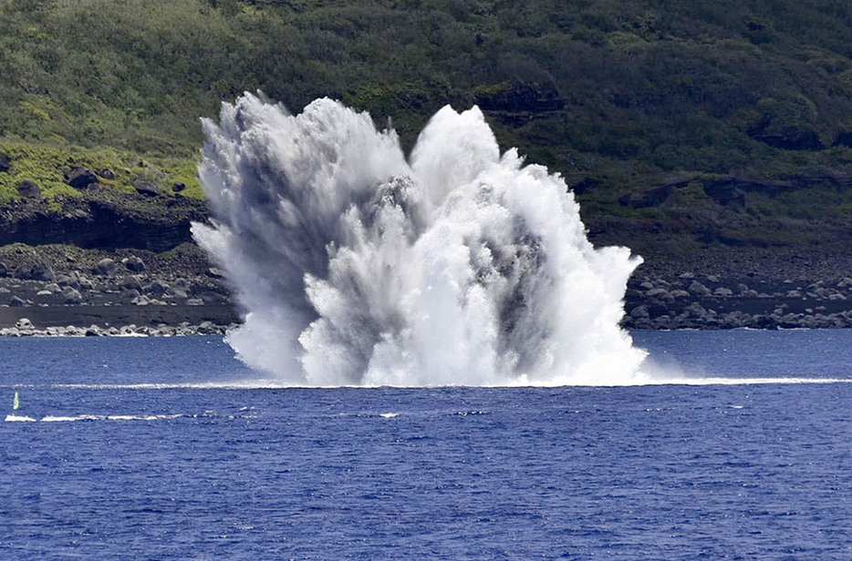 海上自衛隊が公開した実物の機雷を処分する訓練＝21日午前、小笠原諸島・硫黄島の周辺海域