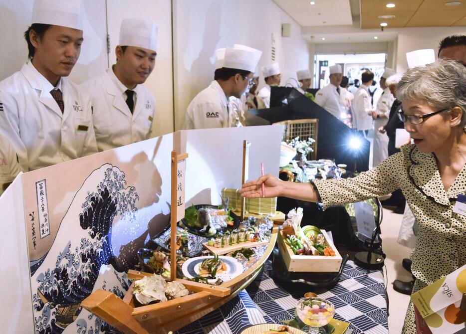 又松情報大で開かれた長崎県をテーマにした料理の卒業制作展示会＝14日、韓国・大田（共同）