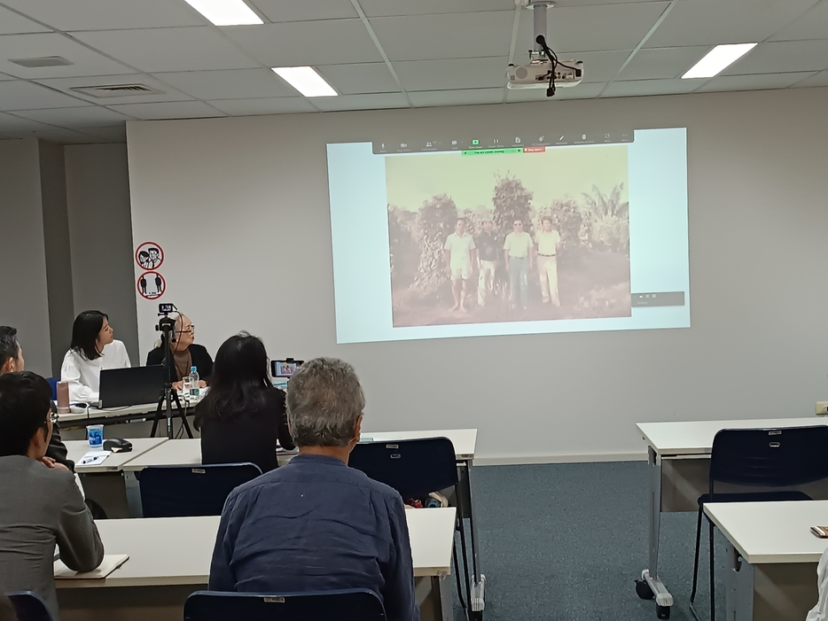 入植当初の胡椒農園で撮影した夫たちの写真を紹介する大槻さん