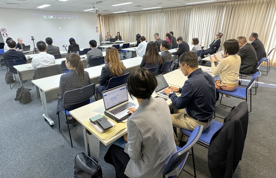 商議所での講演中の様子/Foto: Rubens Ito/CCIJB