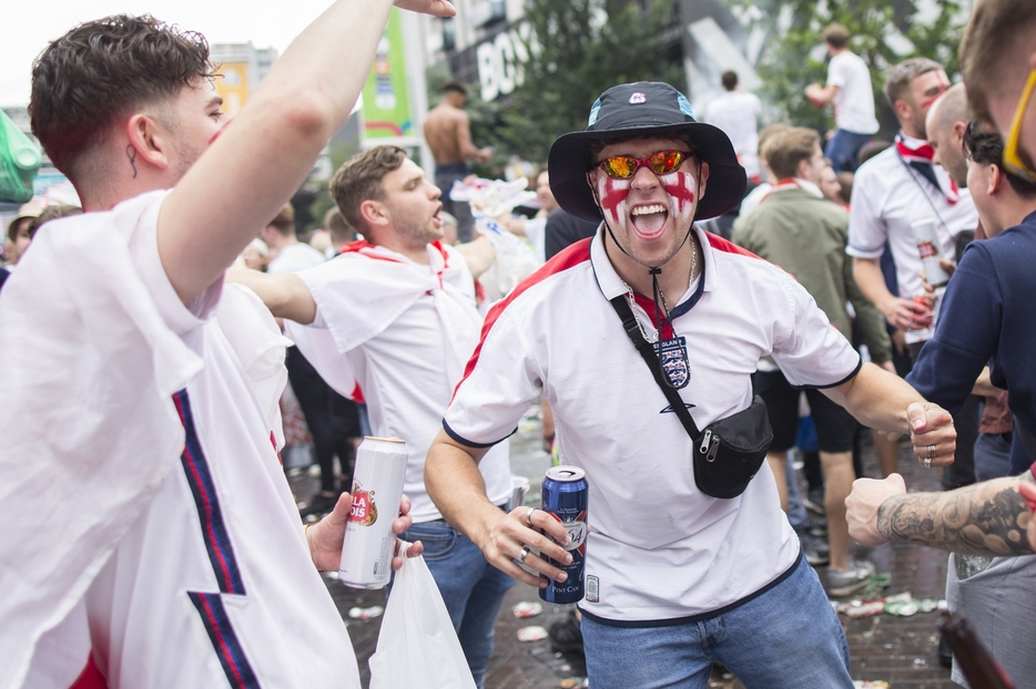世界有数の飲酒量を誇るイングランドの人々。彼らの暴徒化をドイツの警察は恐れている。(C)Getty Images