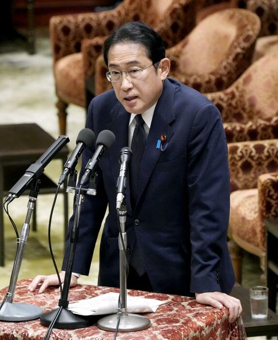 衆院決算行政監視委員会で答弁する岸田首相＝17日午後