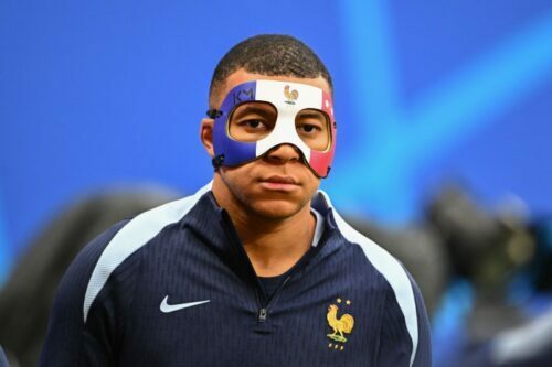 フランス国旗柄のフェイスガードを着用したエンバペ [写真]=Getty Images