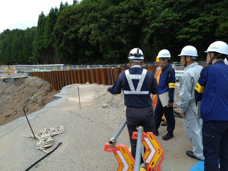 能登半島地震で被害を受けた能越自動車道の状況を確認する石川労働局などの関係者＝18日午前、石川県七尾市（同労働局提供）