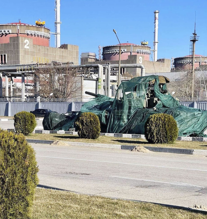 ウクライナ南部ザポロジエ原発の原子炉建屋近くに止まるロシア軍の戦車（エネルゴアトム提供・共同）