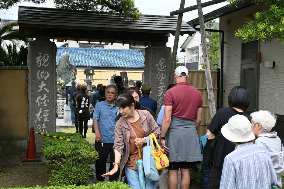 次郎長をしのぶ人々で長い列ができた墓参供養祭＝静岡市清水区の梅蔭禅寺