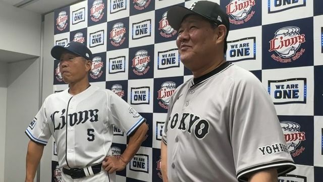 西武OBの辻発彦さん(左)と巨人OBの斎藤雅樹さん(右)