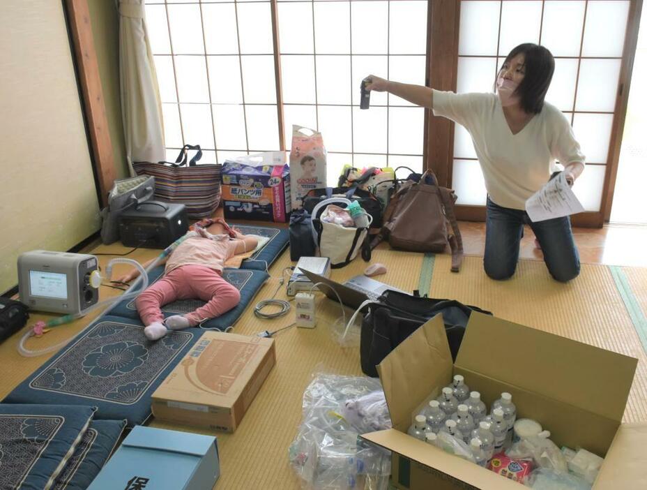 避難準備を進める企画者の相田香緒里さん(右)と紗希さん=つくばみらい市小絹