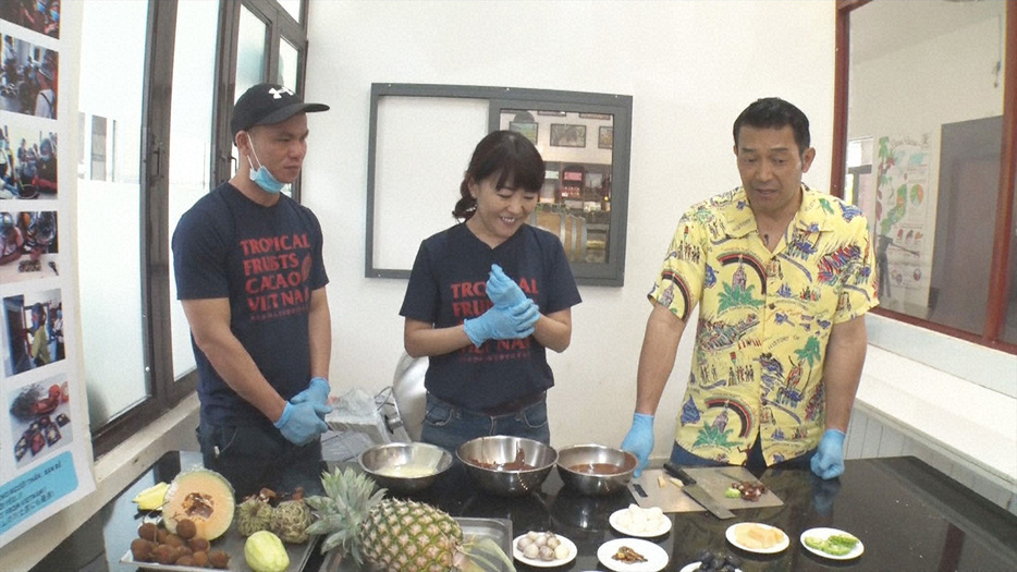 ショコラティエのチュオンさんとともに市場で見つけた様々な食材でチョコを試作してみるが…