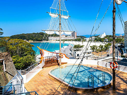 ホテル三楽荘、帆船温水プール「Luana」の営業を7月1日に開始。夜間はライトアップも