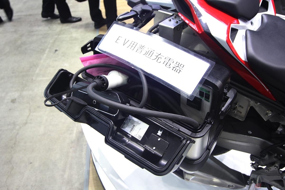 TPRが開発中の緊急時対応用の給電システム搭載バイク（250ccガソリン車）。タンデムシート右横にはサドルバッグ形状の充電器が備えられています