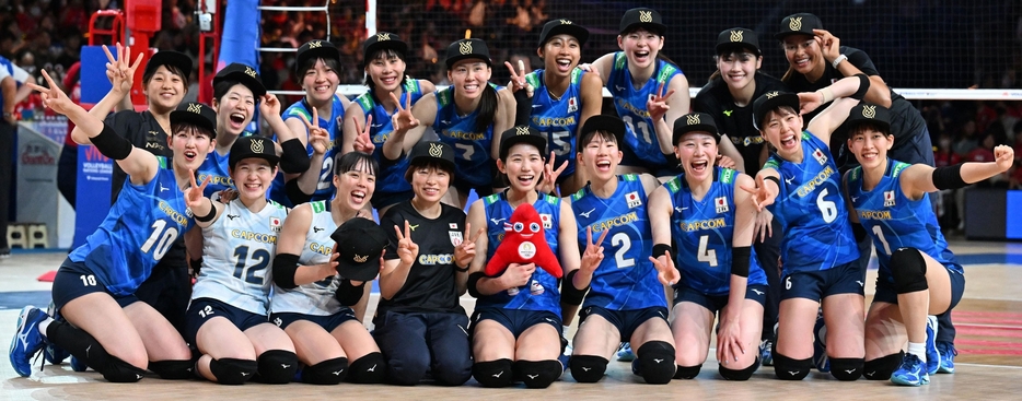 パリ五輪出場を祝い、笑顔で写真に納まる古賀紗理那（前列中央）ら日本の選手たち（撮影・中村太一）