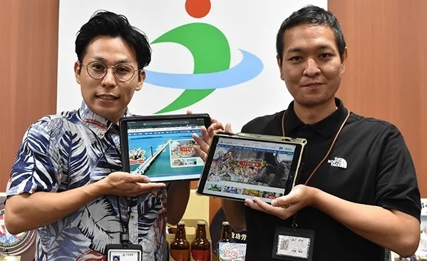 うるま市HPのリニューアルに携わった秘書広報課の伊波信也さん（右）と與名城良さん＝5月16日、うるま市役所