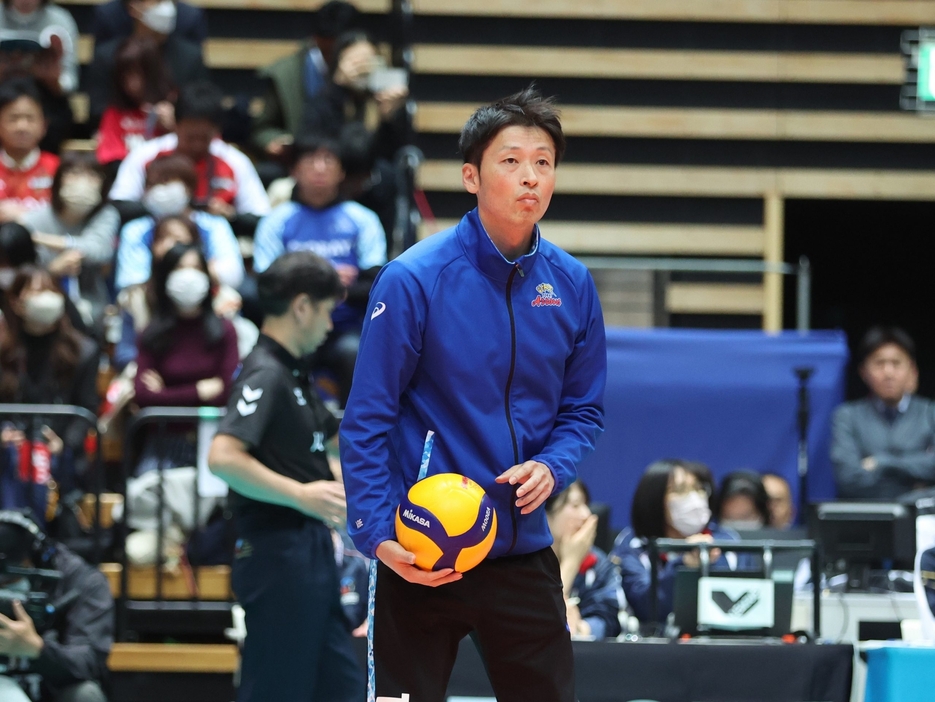 阿部裕太監督（東レアローズ）【写真：月刊バレーボール】