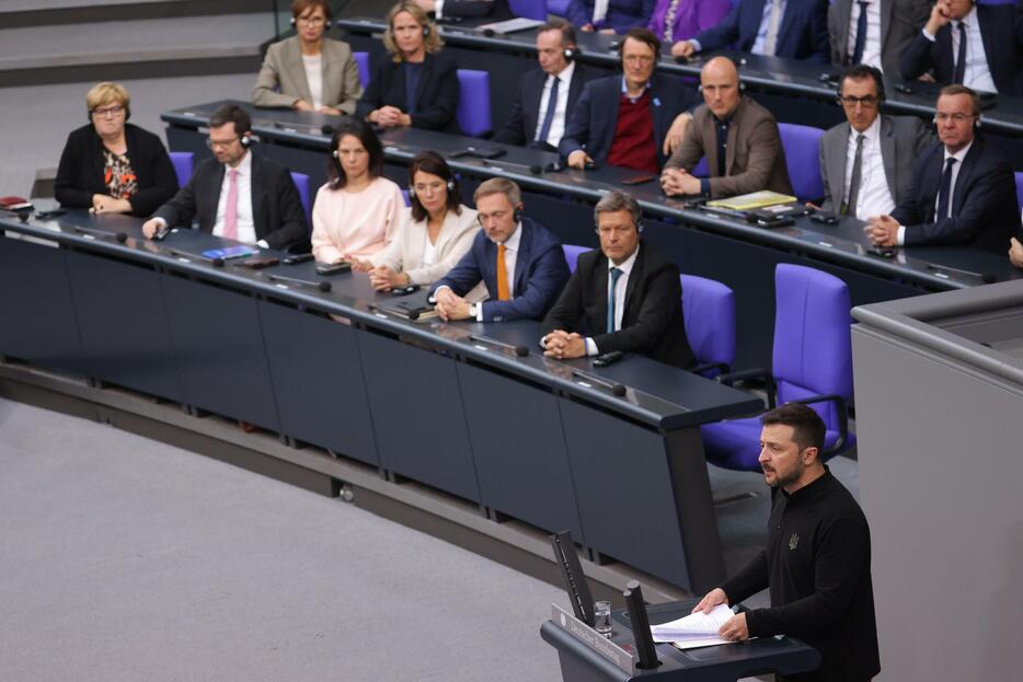 11日、ドイツ連邦議会で演説するウクライナのゼレンスキー大統領（手前）＝ベルリン（ゲッティ＝共同）