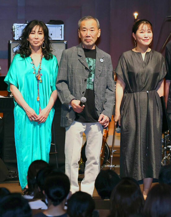 プロデュースライブで終演のあいさつをする（左から）大西順子、村上春樹さん、坂本美雨