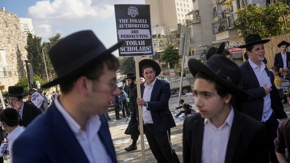 強制徴兵に抗議する超正統派ユダヤ教徒の男性ら＝４月１１日