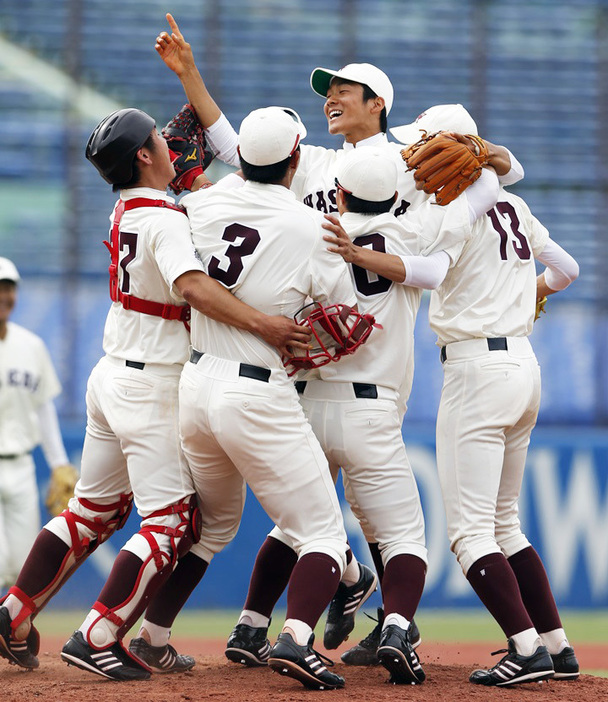 早大では3年間の下積みを経て、4年春から定位置を奪取。4年春のリーグ戦、全日本大学選手権[写真]では日本一の捕手に輝いた