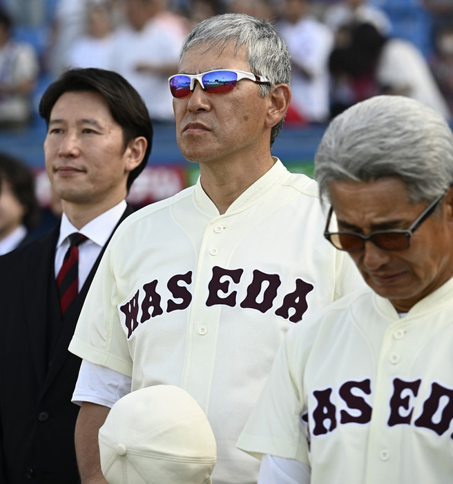 準優勝の早大・小宮山監督は三塁ベンチ前で閉会式を見守った。すでに、頭は秋のシーズンへと向かっている[写真=矢野寿明]