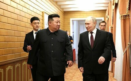2024年6月19日、北朝鮮を国賓訪問したロシアのプーチン大統領（右）と金正恩総書記（写真・Anadolu）
