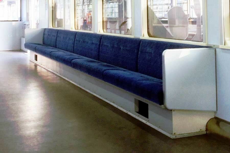 電車の席（画像：写真AC）