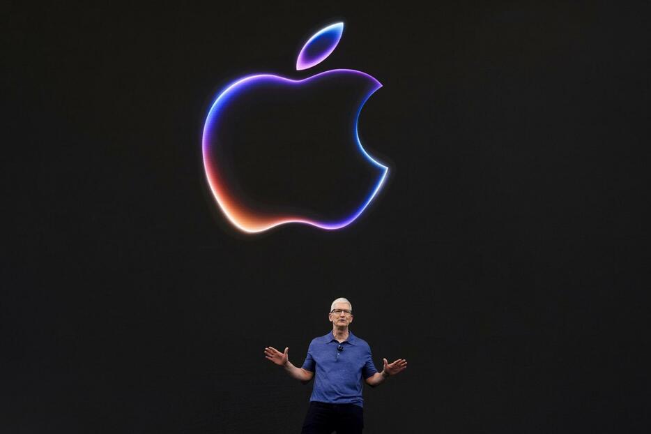 米アップルのティム・クックCEO＝10日、米カリフォルニア州の同社本社（AP＝共同）