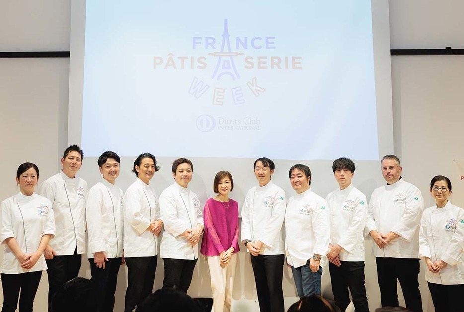 イベントのアドバイザー、フランス菓子研究家の大森由紀子さんを囲んで