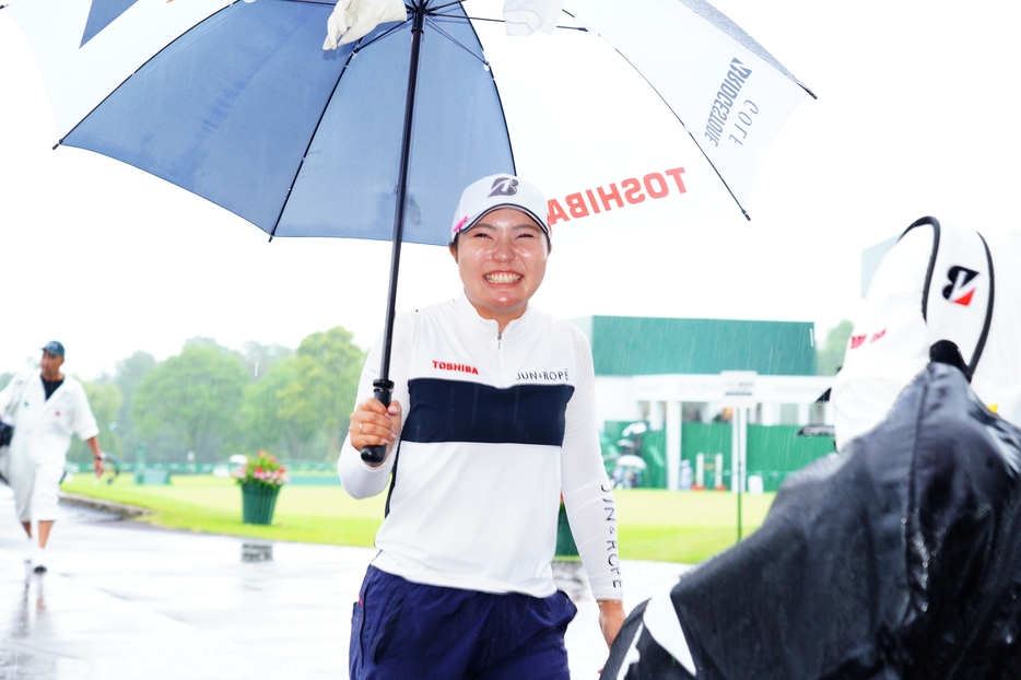 首位タイの高橋彩華も雨には勝てず…明日仕切り直し