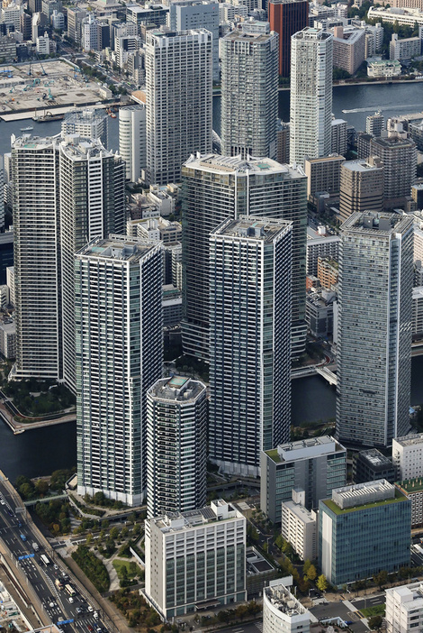 立ち並ぶ高層マンション＝2023年10月19日、東京都中央区（共同通信社ヘリから）