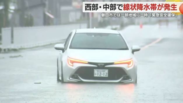 冠水で立ち往生する車(富士市）